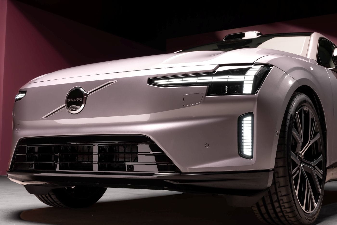 VOLVO ES90: EL IMPARABLE FUTURO ELÉCTRICO YA ESTÁ AQUÍ V12MAGAZINE Volvo vuelve a revolucionar el mundo automotriz con el lanzamiento del nuevo Volvo ES90, un vehículo totalmente eléctrico que desafía las etiquetas. Este modelo promete ser un ícono de diseño escandinavo, tecnología avanzada y sostenibilidad. ¿Es un sedán, un fastback o un SUV? La respuesta es simple: es un Volvo ES90, y está aquí para redefinirlo todo. V12MAGAZINE