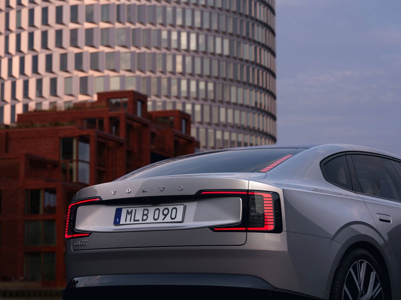 VOLVO ES90: EL IMPARABLE FUTURO ELÉCTRICO YA ESTÁ AQUÍ V12MAGAZINE Volvo vuelve a revolucionar el mundo automotriz con el lanzamiento del nuevo Volvo ES90, un vehículo totalmente eléctrico que desafía las etiquetas. Este modelo promete ser un ícono de diseño escandinavo, tecnología avanzada y sostenibilidad. ¿Es un sedán, un fastback o un SUV? La respuesta es simple: es un Volvo ES90, y está aquí para redefinirlo todo. V12MAGAZINE