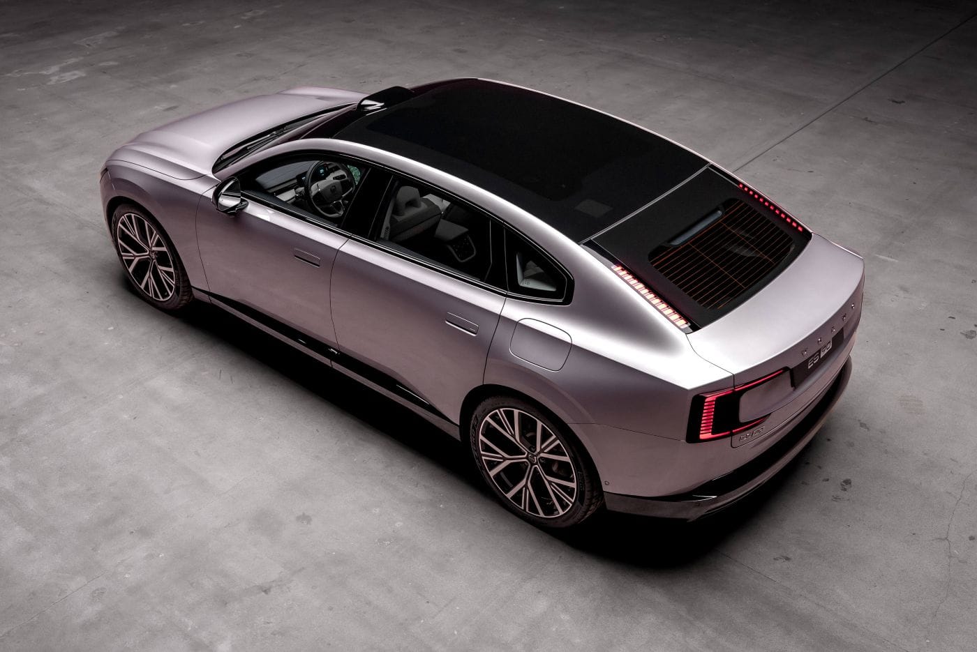 VOLVO ES90: EL IMPARABLE FUTURO ELÉCTRICO YA ESTÁ AQUÍ V12MAGAZINE Volvo vuelve a revolucionar el mundo automotriz con el lanzamiento del nuevo Volvo ES90, un vehículo totalmente eléctrico que desafía las etiquetas. Este modelo promete ser un ícono de diseño escandinavo, tecnología avanzada y sostenibilidad. ¿Es un sedán, un fastback o un SUV? La respuesta es simple: es un Volvo ES90, y está aquí para redefinirlo todo. V12MAGAZINE
