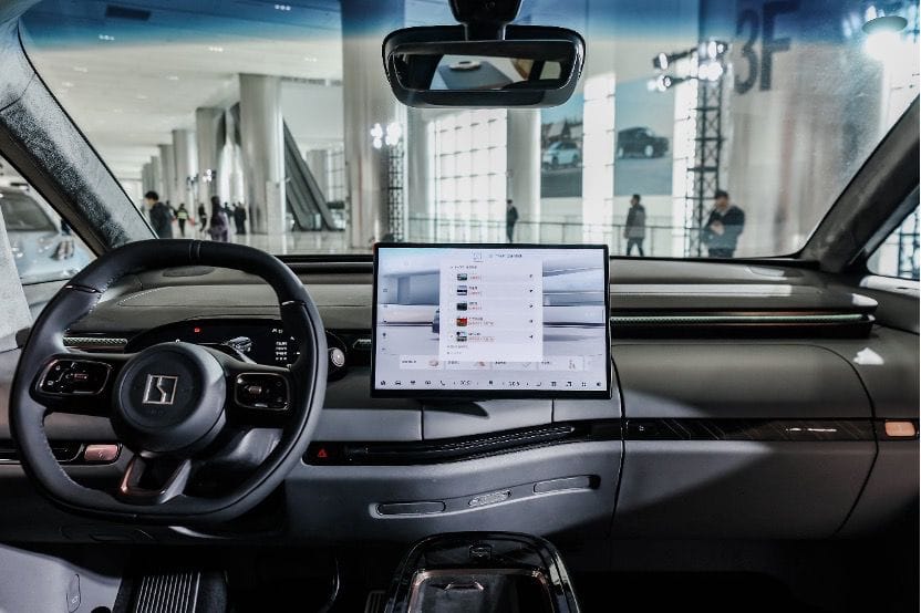ZEEKR CAMBIA EL JUEGO: LANZA EL G-PILOT, UN SISTEMA QUE PRETENDE REVOLUCIONAR LA CONDUCCIÓN V12MAGAZINE Zeekr acaba de presentar el Zeekr G-Pilot, una solución de conducción inteligente que promete llevar la autonomía de puerta a puerta a otro nivel. Prepárate para un viaje donde la tecnología, la seguridad y la innovación se fusionan para transformar cómo te mueves. V12MAGAZINE