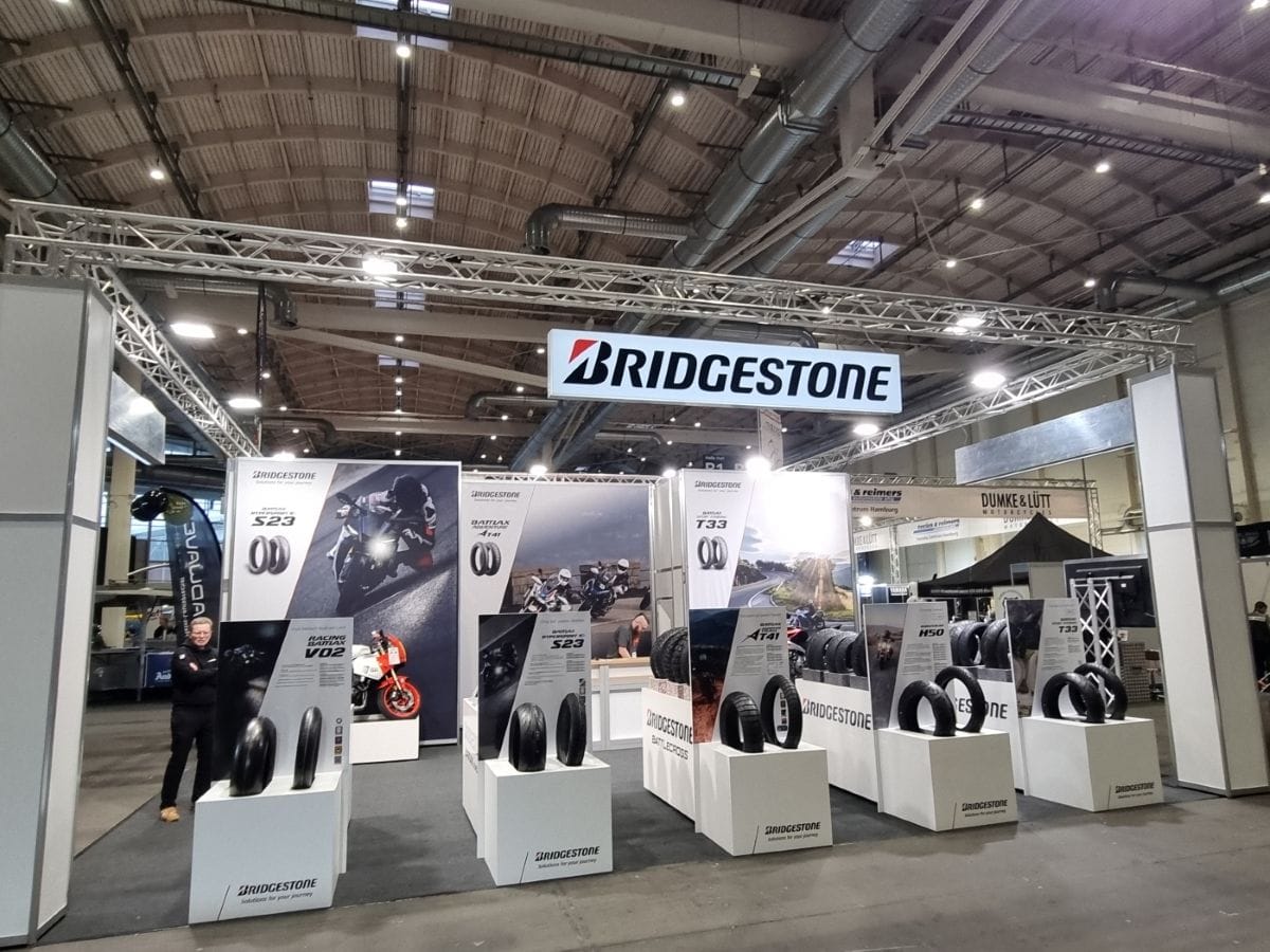 SIMULADOR VIRTUAL: BRIDGESTONE DA UN SALTO IMPARABLE EN INNOVACIÓN DIGITAL V12MAGAZINE Bridgestone, el titán mundial en llantas premium y soluciones de movilidad sostenible, pone el pie en el acelerador tecnológico. Desde su centro de Investigación y Desarrollo (I+D) cerca de Roma, Italia, la compañía anunció una inversión en un simulador de conducción en circuito (DiL) de última generación. V12MAGAZINE