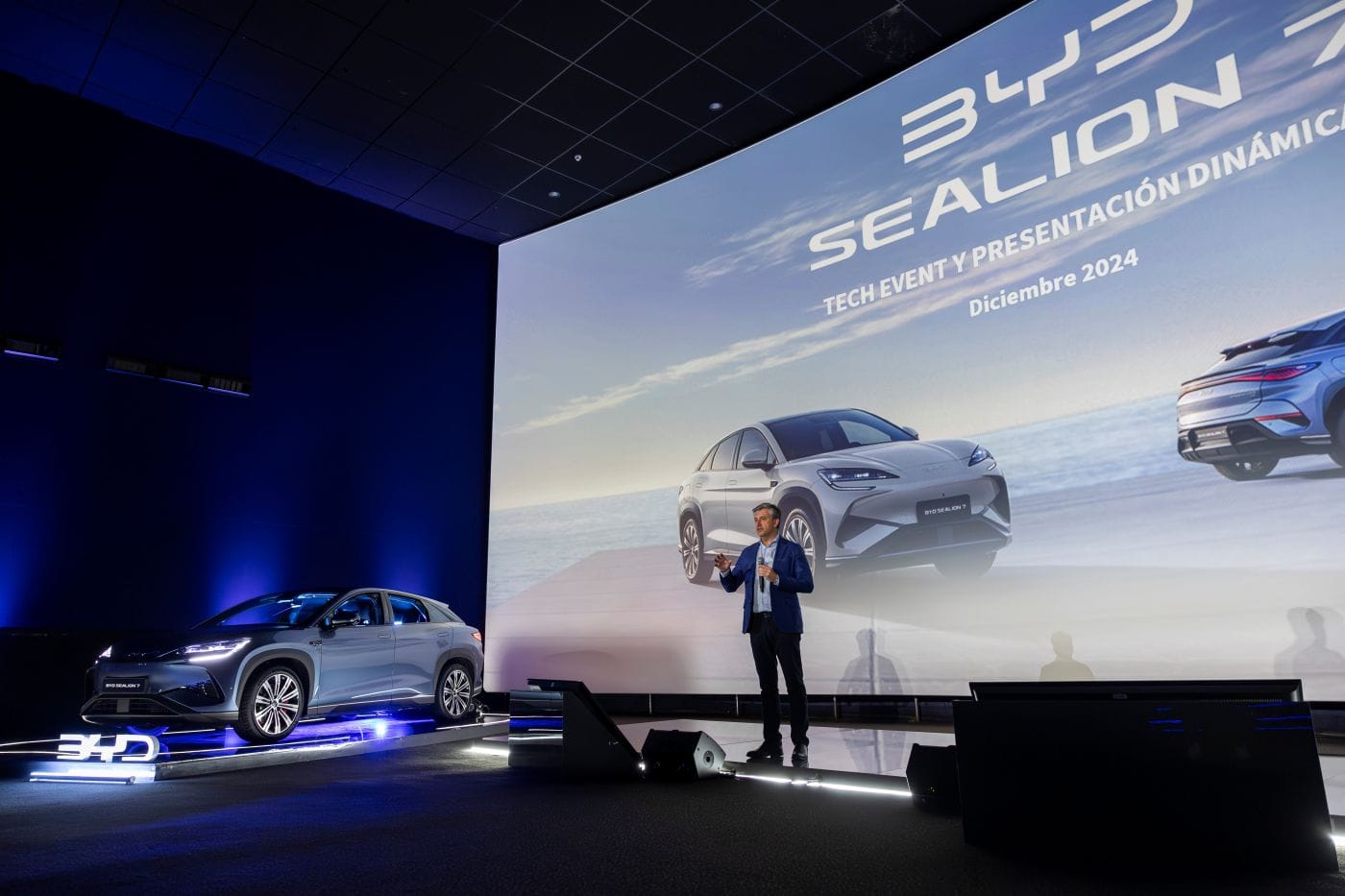 BYD DISPARA SUS INGRESOS UN 29% EN 2024 Y DOMINA EL MERCADO GLOBAL DE NUEVAS ENERGÍAS V12MAGAZINE BYD presionó el acelerador en 2024, y los números lo confirman: la gigante china de los vehículos eléctricos cerró el año con unos ingresos de 777.100 millones de yuanes (unos 99.288 millones de euros), un crecimiento del 29% respecto al año anterior. Pero eso no es todo: su beneficio neto alcanzó los 40.250 millones de yuanes (5.137 millones de euros), un 34% más que en 2023. V12MAGAZINE