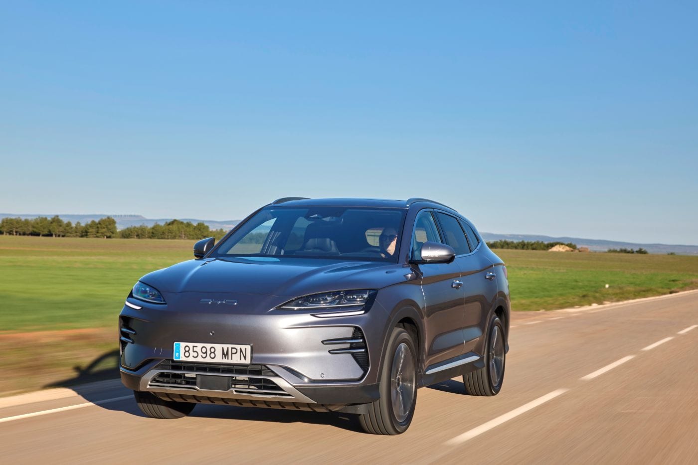 BYD DISPARA SUS INGRESOS UN 29% EN 2024 Y DOMINA EL MERCADO GLOBAL DE NUEVAS ENERGÍAS V12MAGAZINE BYD presionó el acelerador en 2024, y los números lo confirman: la gigante china de los vehículos eléctricos cerró el año con unos ingresos de 777.100 millones de yuanes (unos 99.288 millones de euros), un crecimiento del 29% respecto al año anterior. Pero eso no es todo: su beneficio neto alcanzó los 40.250 millones de yuanes (5.137 millones de euros), un 34% más que en 2023. V12MAGAZINE