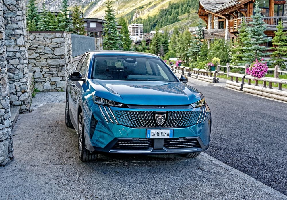 PEUGEOT 3008: UNA OBRA MAESTRA DE DISEÑO Y TECNOLOGÍA QUE CONQUISTA COLOMBIA EN CADA RECORRIDO V12MAGAZINE La tercera generación del Peugeot 3008 no solo eleva el estándar de la innovación, sino que redefine el confort y la emoción al volante con un diseño que corta el aliento y una tecnología que parece sacada del futuro. V12MAGAZINE