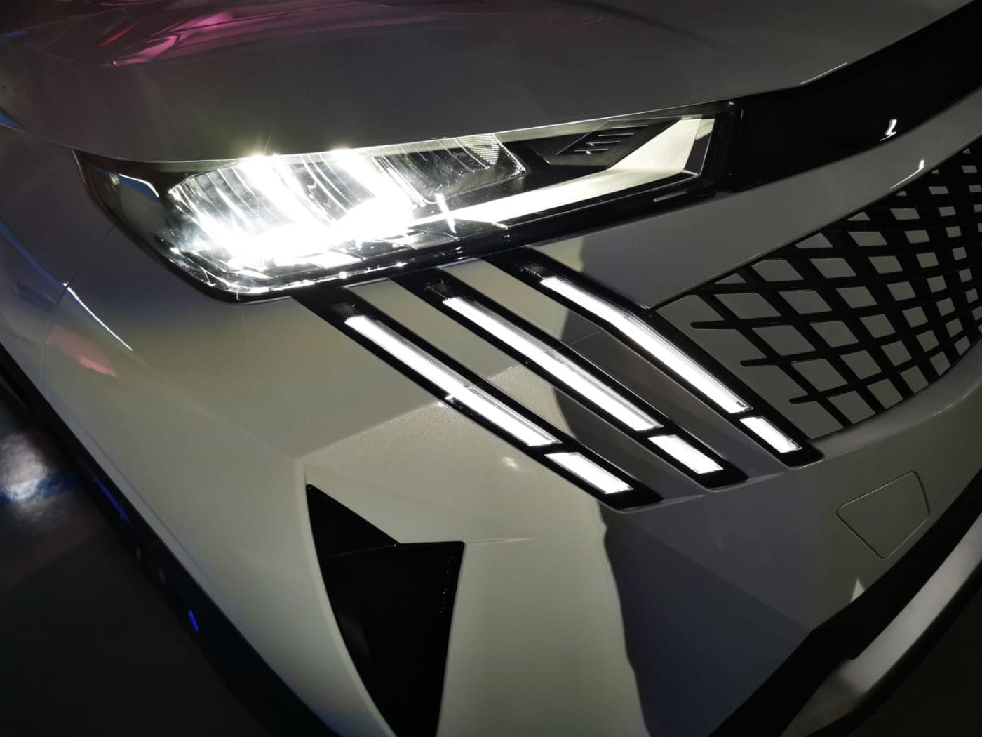 PEUGEOT 3008: UNA OBRA MAESTRA DE DISEÑO Y TECNOLOGÍA QUE CONQUISTA COLOMBIA EN CADA RECORRIDO V12MAGAZINE La tercera generación del Peugeot 3008 no solo eleva el estándar de la innovación, sino que redefine el confort y la emoción al volante con un diseño que corta el aliento y una tecnología que parece sacada del futuro. V12MAGAZINE