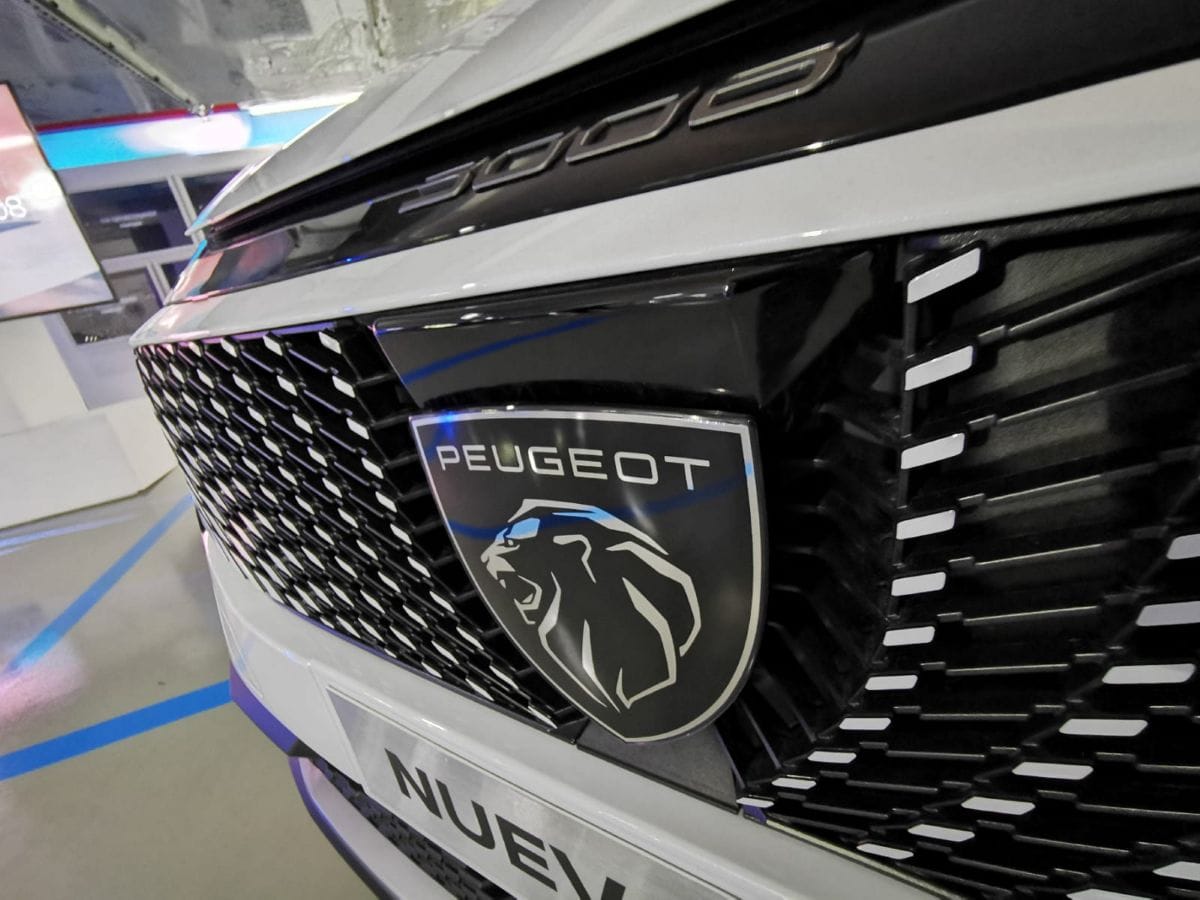 PEUGEOT 3008: UNA OBRA MAESTRA DE DISEÑO Y TECNOLOGÍA QUE CONQUISTA COLOMBIA EN CADA RECORRIDO V12MAGAZINE La tercera generación del Peugeot 3008 no solo eleva el estándar de la innovación, sino que redefine el confort y la emoción al volante con un diseño que corta el aliento y una tecnología que parece sacada del futuro. V12MAGAZINE