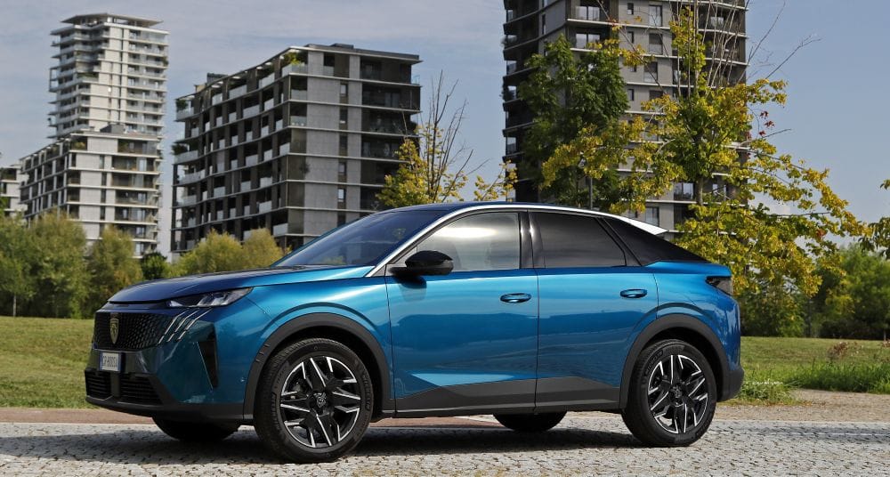 PEUGEOT 3008: UNA OBRA MAESTRA DE DISEÑO Y TECNOLOGÍA QUE CONQUISTA COLOMBIA EN CADA RECORRIDO V12MAGAZINE La tercera generación del Peugeot 3008 no solo eleva el estándar de la innovación, sino que redefine el confort y la emoción al volante con un diseño que corta el aliento y una tecnología que parece sacada del futuro. V12MAGAZINE