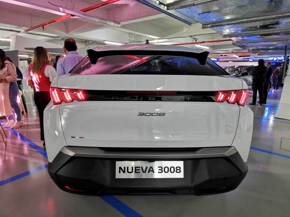 PEUGEOT 3008: UNA OBRA MAESTRA DE DISEÑO Y TECNOLOGÍA QUE CONQUISTA COLOMBIA EN CADA RECORRIDO V12MAGAZINE La tercera generación del Peugeot 3008 no solo eleva el estándar de la innovación, sino que redefine el confort y la emoción al volante con un diseño que corta el aliento y una tecnología que parece sacada del futuro. V12MAGAZINE