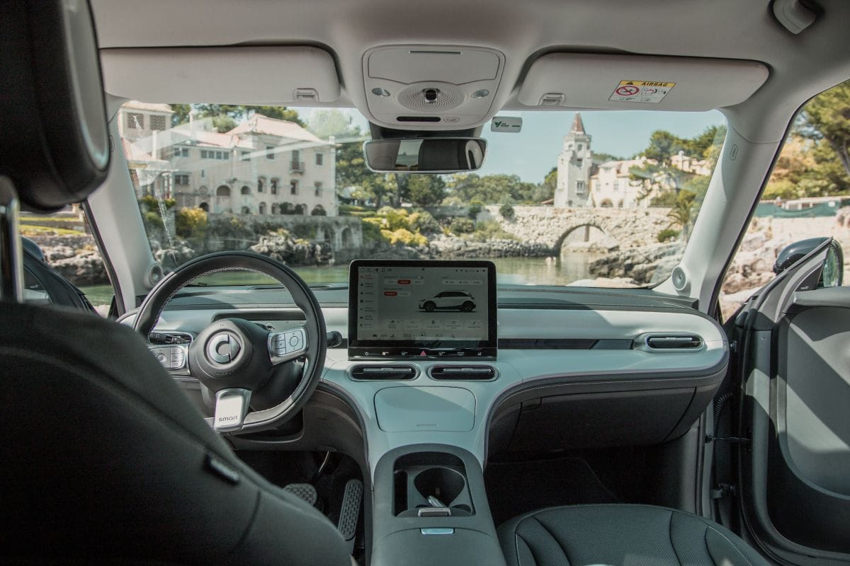 SMART LLEGA A COLOMBIA CON UNA PROPUESTA ELÉCTRICA AUDAZ Y CON ADN DE MERCEDES-BENZ Y SWATCH V12MAGAZINE Smart, la marca icónica nacida de la alianza entre Mercedes-Benz y Swatch, pisa fuerte en Colombia con una propuesta que electrifica el mercado. Desde marzo de 2025, este símbolo de diseño vanguardista y sostenibilidad llega al país, junto a Uruguay y Ecuador, de la mano de Inchcape, el gigante global de la distribución automotriz. V12MAGAZINE