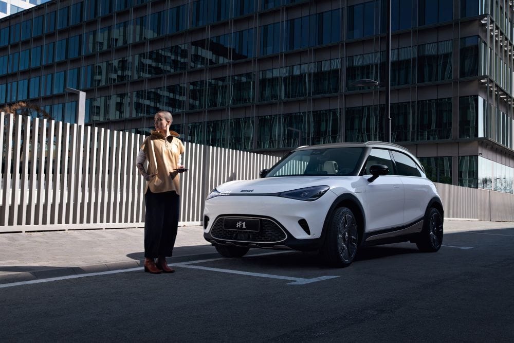SMART LLEGA A COLOMBIA CON UNA PROPUESTA ELÉCTRICA AUDAZ Y CON ADN DE MERCEDES-BENZ Y SWATCH V12MAGAZINE Smart, la marca icónica nacida de la alianza entre Mercedes-Benz y Swatch, pisa fuerte en Colombia con una propuesta que electrifica el mercado. Desde marzo de 2025, este símbolo de diseño vanguardista y sostenibilidad llega al país, junto a Uruguay y Ecuador, de la mano de Inchcape, el gigante global de la distribución automotriz. V12MAGAZINE