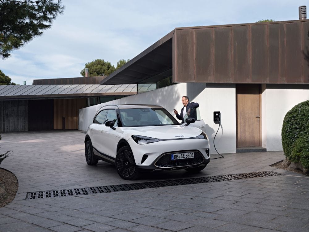 SMART LLEGA A COLOMBIA CON UNA PROPUESTA ELÉCTRICA AUDAZ Y CON ADN DE MERCEDES-BENZ Y SWATCH V12MAGAZINE Smart, la marca icónica nacida de la alianza entre Mercedes-Benz y Swatch, pisa fuerte en Colombia con una propuesta que electrifica el mercado. Desde marzo de 2025, este símbolo de diseño vanguardista y sostenibilidad llega al país, junto a Uruguay y Ecuador, de la mano de Inchcape, el gigante global de la distribución automotriz. V12MAGAZINE