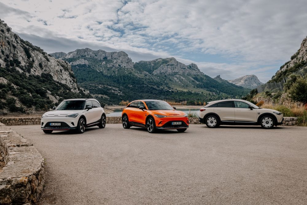 SMART LLEGA A COLOMBIA CON UNA PROPUESTA ELÉCTRICA AUDAZ Y CON ADN DE MERCEDES-BENZ Y SWATCH V12MAGAZINE Smart, la marca icónica nacida de la alianza entre Mercedes-Benz y Swatch, pisa fuerte en Colombia con una propuesta que electrifica el mercado. Desde marzo de 2025, este símbolo de diseño vanguardista y sostenibilidad llega al país, junto a Uruguay y Ecuador, de la mano de Inchcape, el gigante global de la distribución automotriz. V12MAGAZINE