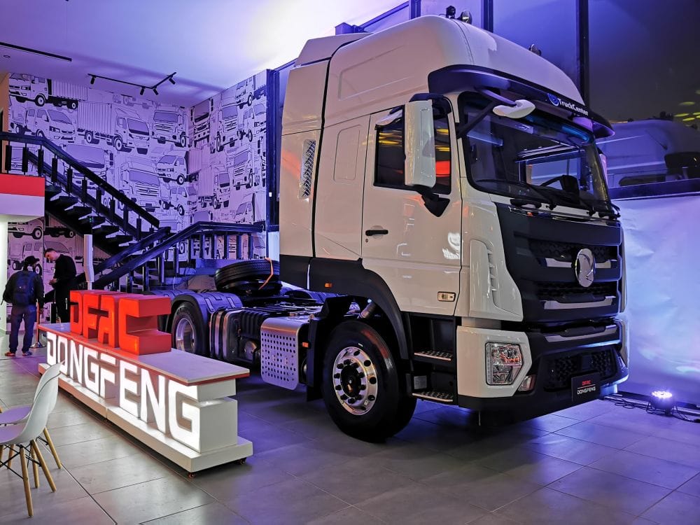 DFAC|DONGFENG INAUGURA SU SEGUNDA VITRINA EN BOGOTÁ: UNA APUESTA PODEROSA POR LA MOVILIDAD EN EL SEGMENTO COMERCIAL V12MAGAZINE DFAC|DONGFENG sigue apostando fuerte por Colombia y abre su segunda vitrina flagship en Bogotá, en un movimiento que refuerza su presencia en la capital y dinamiza el mercado del transporte con una propuesta que mezcla potencia, eficiencia y compromiso ambiental. V12MAGAZINE