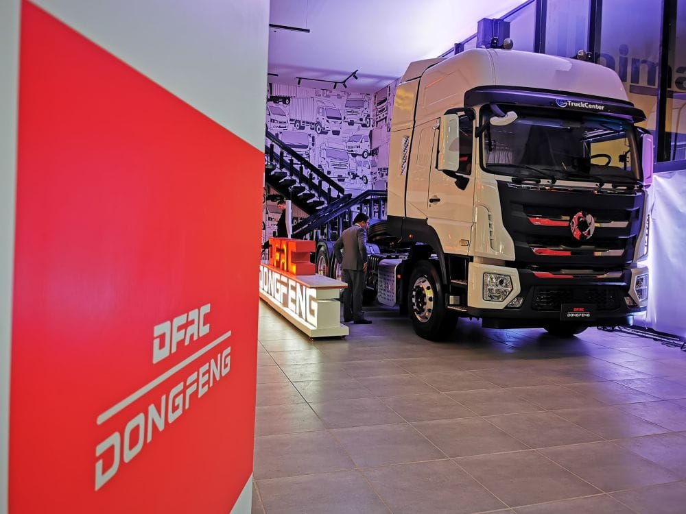 DFAC|DONGFENG INAUGURA SU SEGUNDA VITRINA EN BOGOTÁ: UNA APUESTA PODEROSA POR LA MOVILIDAD EN EL SEGMENTO COMERCIAL V12MAGAZINE DFAC|DONGFENG sigue apostando fuerte por Colombia y abre su segunda vitrina flagship en Bogotá, en un movimiento que refuerza su presencia en la capital y dinamiza el mercado del transporte con una propuesta que mezcla potencia, eficiencia y compromiso ambiental. V12MAGAZINE