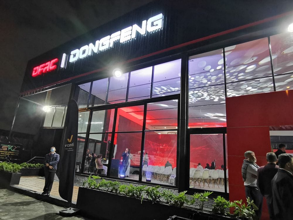 DFAC|DONGFENG INAUGURA SU SEGUNDA VITRINA EN BOGOTÁ: UNA APUESTA PODEROSA POR LA MOVILIDAD EN EL SEGMENTO COMERCIAL V12MAGAZINE DFAC|DONGFENG sigue apostando fuerte por Colombia y abre su segunda vitrina flagship en Bogotá, en un movimiento que refuerza su presencia en la capital y dinamiza el mercado del transporte con una propuesta que mezcla potencia, eficiencia y compromiso ambiental. V12MAGAZINE