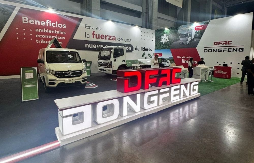 DFAC|DONGFENG INAUGURA SU SEGUNDA VITRINA EN BOGOTÁ: UNA APUESTA PODEROSA POR LA MOVILIDAD EN EL SEGMENTO COMERCIAL V12MAGAZINE DFAC|DONGFENG sigue apostando fuerte por Colombia y abre su segunda vitrina flagship en Bogotá, en un movimiento que refuerza su presencia en la capital y dinamiza el mercado del transporte con una propuesta que mezcla potencia, eficiencia y compromiso ambiental. V12MAGAZINE
