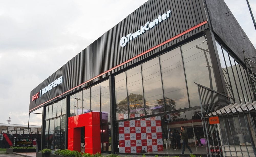 DFAC|DONGFENG INAUGURA SU SEGUNDA VITRINA EN BOGOTÁ: UNA APUESTA PODEROSA POR LA MOVILIDAD EN EL SEGMENTO COMERCIAL V12MAGAZINE DFAC|DONGFENG sigue apostando fuerte por Colombia y abre su segunda vitrina flagship en Bogotá, en un movimiento que refuerza su presencia en la capital y dinamiza el mercado del transporte con una propuesta que mezcla potencia, eficiencia y compromiso ambiental. V12MAGAZINE