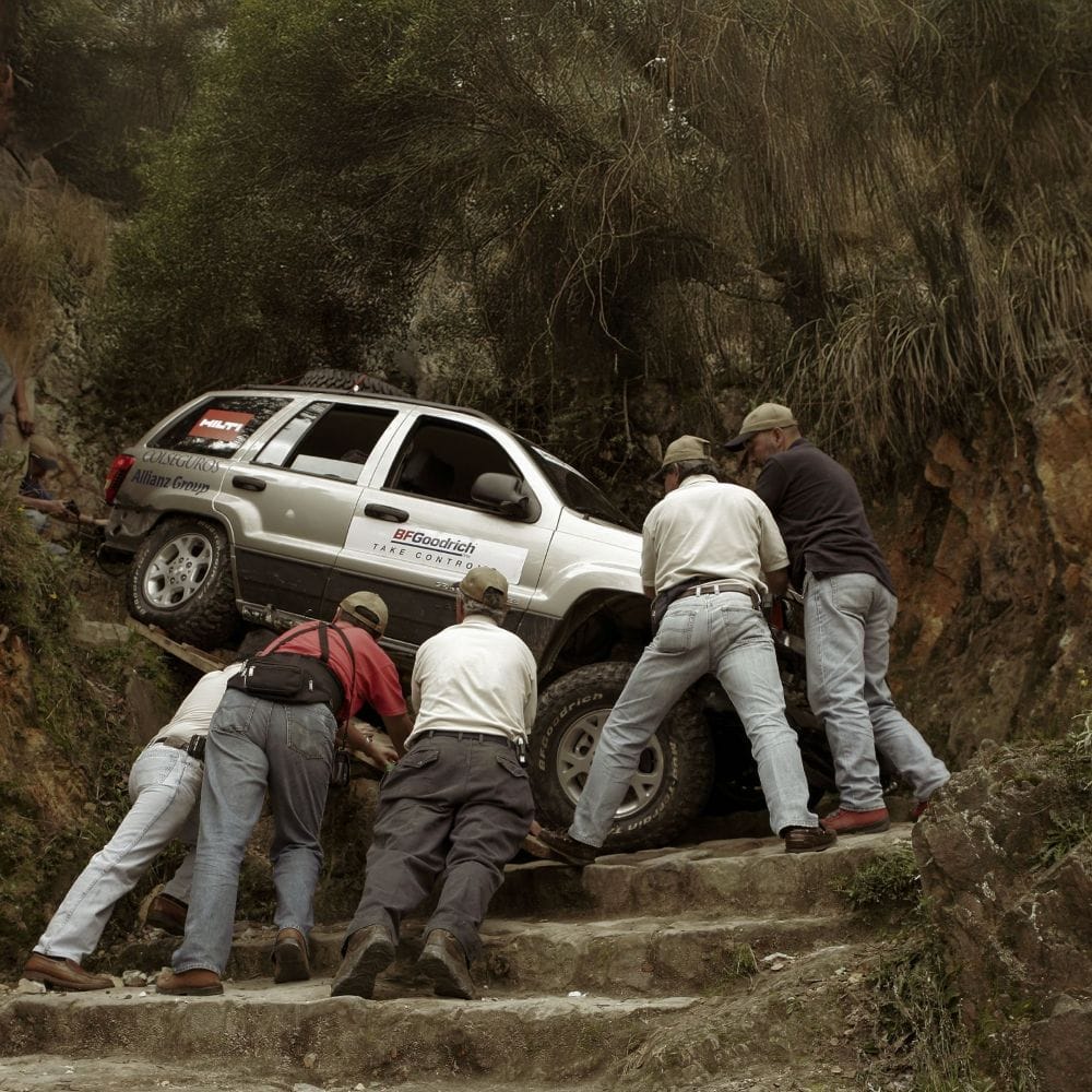 JEEP GRAND CHEROKEE CONQUISTA MONSERRATE: LA LEGENDARIA SUBIDA QUE DESAFIÓ LO IMPOSIBLE V12MAGAZINE En noviembre de 2004, el Jeep Grand Cherokee se enfrentó al reto de escalar las legendarias escalinatas de Monserrate, un desafío que exigió pasión, técnica y absoluta precisión todoterreno. V12MAGAZINE