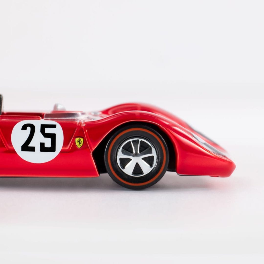 COLECCIONISMO LEGENDARIO: HOT WHEELS Y FERRARI IMPACTAN CON SU LÍNEA DE AUTOS A ESCALA V12MAGAZINE Coleccionismo: después de más de una década, Hot Wheels y Ferrari reavivan su colaboración, presentando una nueva colección de autos a escala que promete emocionar a coleccionistas y fanáticos del automovilismo. V12MAGAZINE
