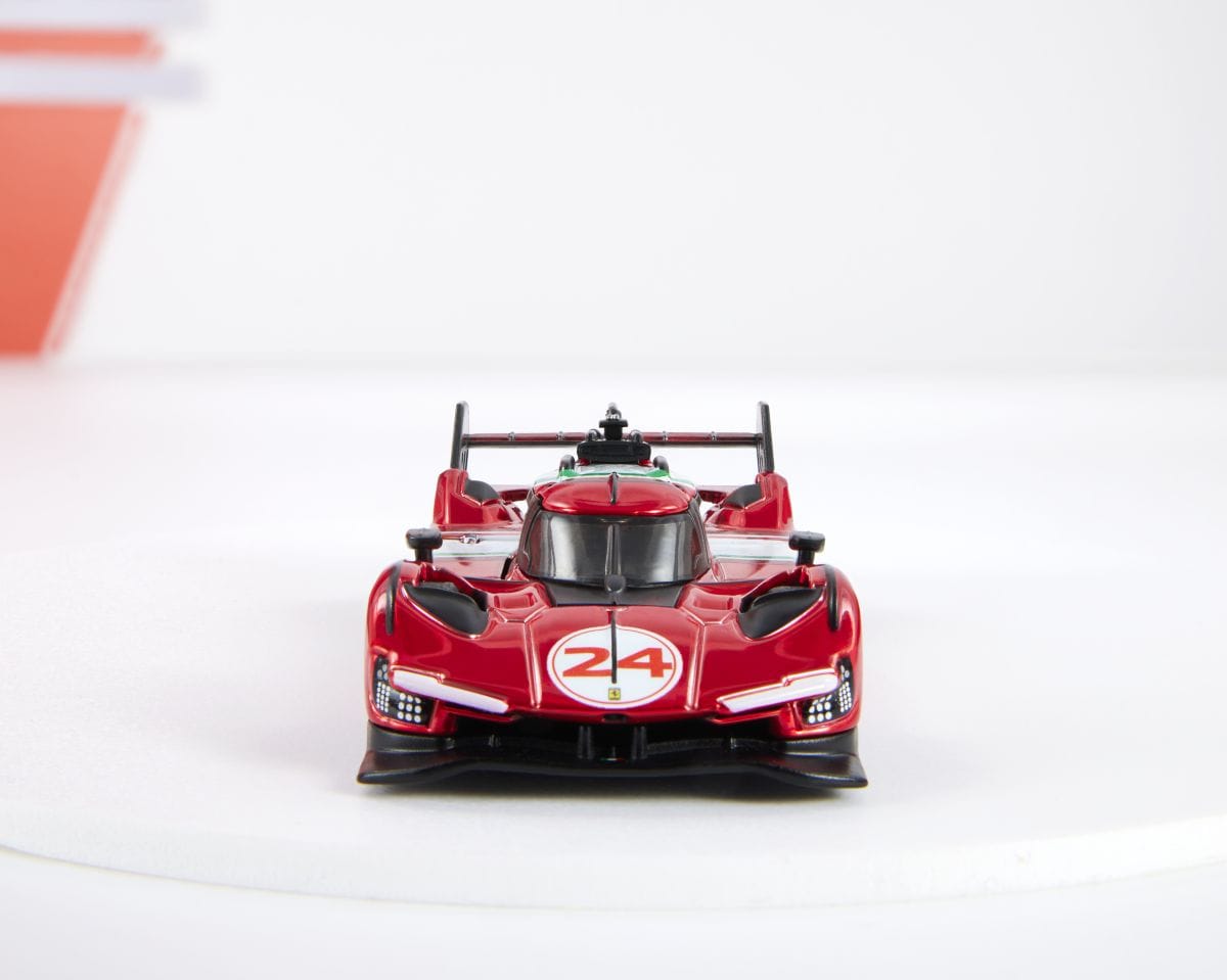 COLECCIONISMO LEGENDARIO: HOT WHEELS Y FERRARI IMPACTAN CON SU LÍNEA DE AUTOS A ESCALA V12MAGAZINE Coleccionismo: después de más de una década, Hot Wheels y Ferrari reavivan su colaboración, presentando una nueva colección de autos a escala que promete emocionar a coleccionistas y fanáticos del automovilismo. V12MAGAZINE