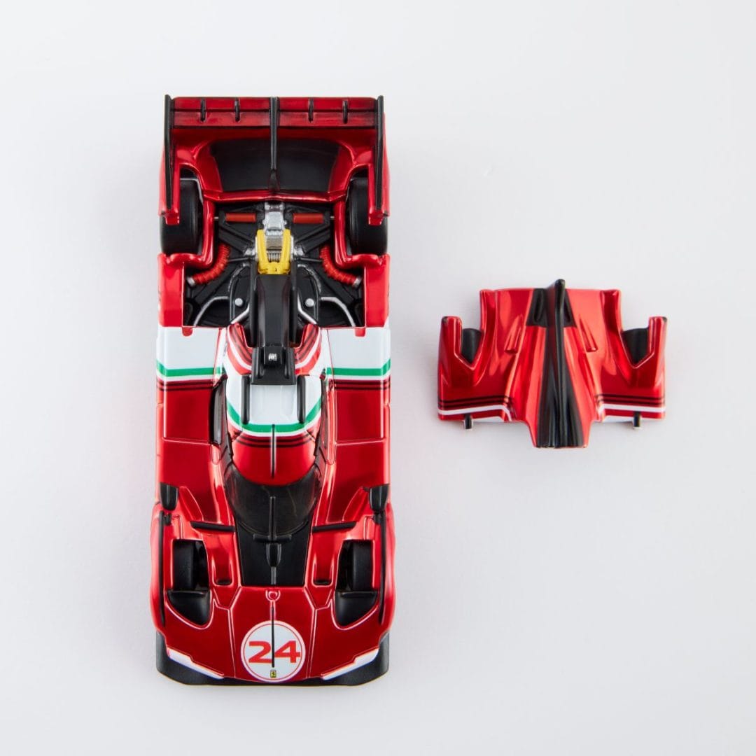 COLECCIONISMO LEGENDARIO: HOT WHEELS Y FERRARI IMPACTAN CON SU LÍNEA DE AUTOS A ESCALA V12MAGAZINE Coleccionismo: después de más de una década, Hot Wheels y Ferrari reavivan su colaboración, presentando una nueva colección de autos a escala que promete emocionar a coleccionistas y fanáticos del automovilismo. V12MAGAZINE