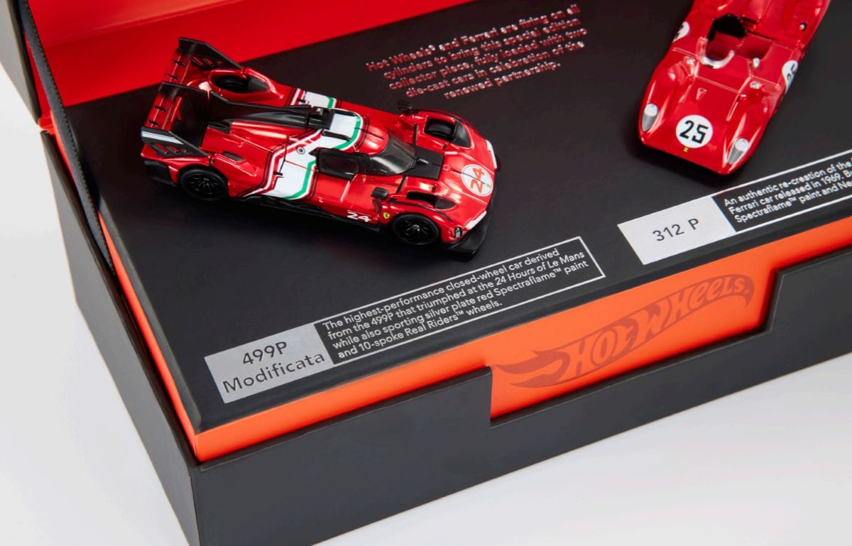 COLECCIONISMO LEGENDARIO: HOT WHEELS Y FERRARI IMPACTAN CON SU LÍNEA DE AUTOS A ESCALA V12MAGAZINE Coleccionismo: después de más de una década, Hot Wheels y Ferrari reavivan su colaboración, presentando una nueva colección de autos a escala que promete emocionar a coleccionistas y fanáticos del automovilismo. V12MAGAZINE