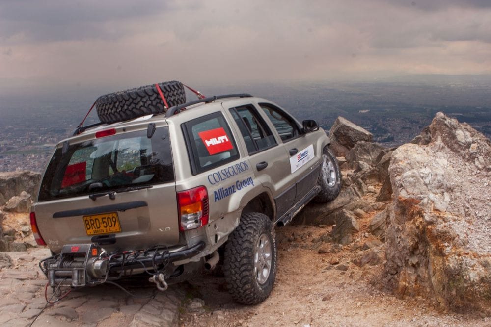 JEEP GRAND CHEROKEE CONQUISTA MONSERRATE: LA LEGENDARIA SUBIDA QUE DESAFIÓ LO IMPOSIBLE V12MAGAZINE En noviembre de 2004, el Jeep Grand Cherokee se enfrentó al reto de escalar las legendarias escalinatas de Monserrate, un desafío que exigió pasión, técnica y absoluta precisión todoterreno. V12MAGAZINE