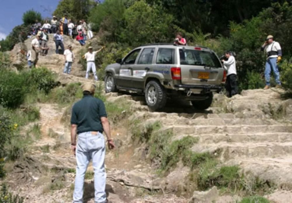 JEEP GRAND CHEROKEE CONQUISTA MONSERRATE: LA LEGENDARIA SUBIDA QUE DESAFIÓ LO IMPOSIBLE V12MAGAZINE En noviembre de 2004, el Jeep Grand Cherokee se enfrentó al reto de escalar las legendarias escalinatas de Monserrate, un desafío que exigió pasión, técnica y absoluta precisión todoterreno. V12MAGAZINE