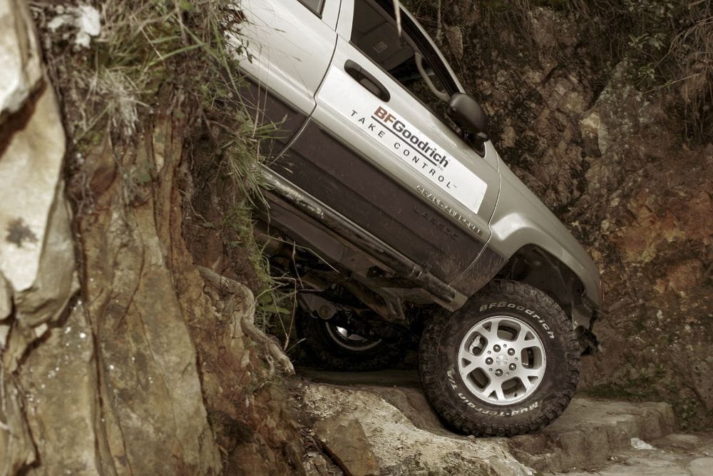 JEEP GRAND CHEROKEE CONQUISTA MONSERRATE: LA LEGENDARIA SUBIDA QUE DESAFIÓ LO IMPOSIBLE V12MAGAZINE En noviembre de 2004, el Jeep Grand Cherokee se enfrentó al reto de escalar las legendarias escalinatas de Monserrate, un desafío que exigió pasión, técnica y absoluta precisión todoterreno. V12MAGAZINE