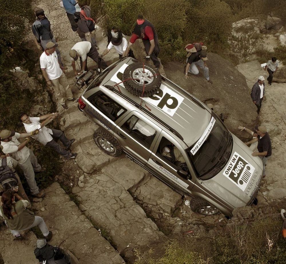 JEEP GRAND CHEROKEE CONQUISTA MONSERRATE: LA LEGENDARIA SUBIDA QUE DESAFIÓ LO IMPOSIBLE V12MAGAZINE Jeep Grand Cherokee - subiendo Monserrate