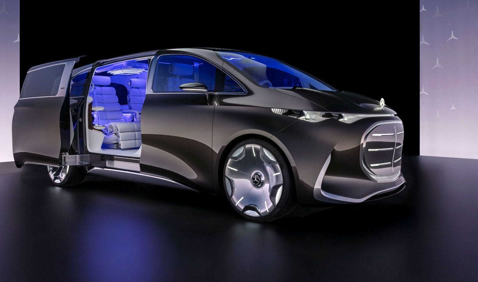 ¡REVOLUCIÓN EN EL LUJO AUTOMOTRIZ! MERCEDES-BENZ VISION V CONCEPT REDEFINE LAS LIMUSINAS ELÉCTRICAS V12MAGAZINE El Vision V de Mercedes-Benz revoluciona el lujo automotriz. Se trata de un monovolumen eléctrico que fusiona elegancia, tecnología inmersiva y confort sin precedentes, marcando el inicio de una nueva era. V12MAGAZINE