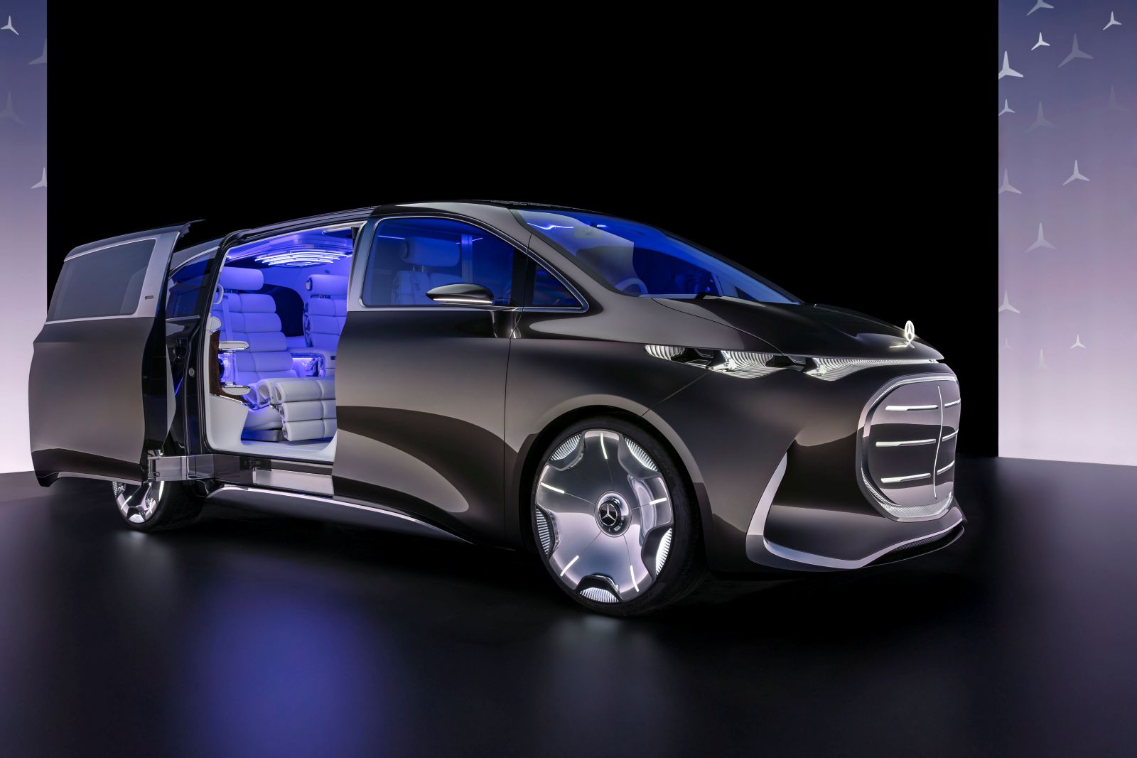¡REVOLUCIÓN EN EL LUJO AUTOMOTRIZ! MERCEDES-BENZ VISION V CONCEPT REDEFINE LAS LIMUSINAS ELÉCTRICAS V12MAGAZINE El Vision V de Mercedes-Benz revoluciona el lujo automotriz. Se trata de un monovolumen eléctrico que fusiona elegancia, tecnología inmersiva y confort sin precedentes, marcando el inicio de una nueva era. V12MAGAZINE