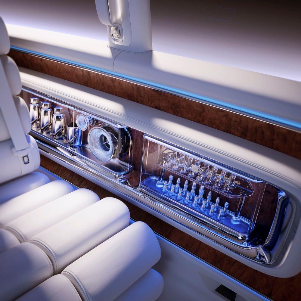 ¡REVOLUCIÓN EN EL LUJO AUTOMOTRIZ! MERCEDES-BENZ VISION V CONCEPT REDEFINE LAS LIMUSINAS ELÉCTRICAS V12MAGAZINE El Vision V de Mercedes-Benz revoluciona el lujo automotriz. Se trata de un monovolumen eléctrico que fusiona elegancia, tecnología inmersiva y confort sin precedentes, marcando el inicio de una nueva era. V12MAGAZINE