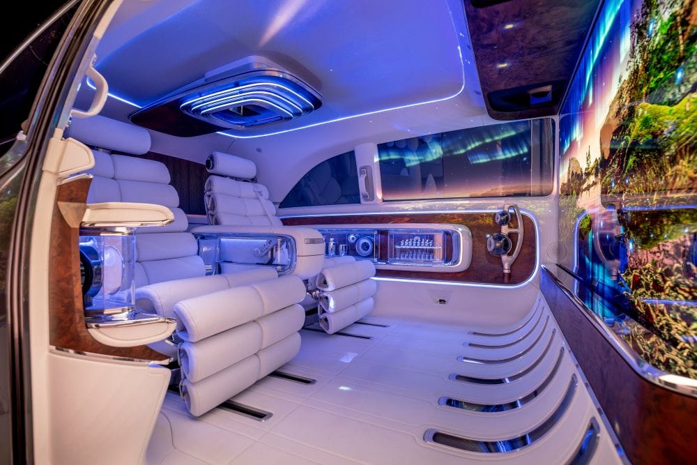 ¡REVOLUCIÓN EN EL LUJO AUTOMOTRIZ! MERCEDES-BENZ VISION V CONCEPT REDEFINE LAS LIMUSINAS ELÉCTRICAS V12MAGAZINE El Vision V de Mercedes-Benz revoluciona el lujo automotriz. Se trata de un monovolumen eléctrico que fusiona elegancia, tecnología inmersiva y confort sin precedentes, marcando el inicio de una nueva era. V12MAGAZINE