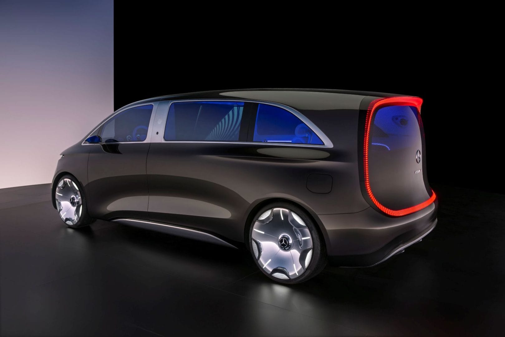 ¡REVOLUCIÓN EN EL LUJO AUTOMOTRIZ! MERCEDES-BENZ VISION V CONCEPT REDEFINE LAS LIMUSINAS ELÉCTRICAS V12MAGAZINE El Vision V de Mercedes-Benz revoluciona el lujo automotriz. Se trata de un monovolumen eléctrico que fusiona elegancia, tecnología inmersiva y confort sin precedentes, marcando el inicio de una nueva era. V12MAGAZINE