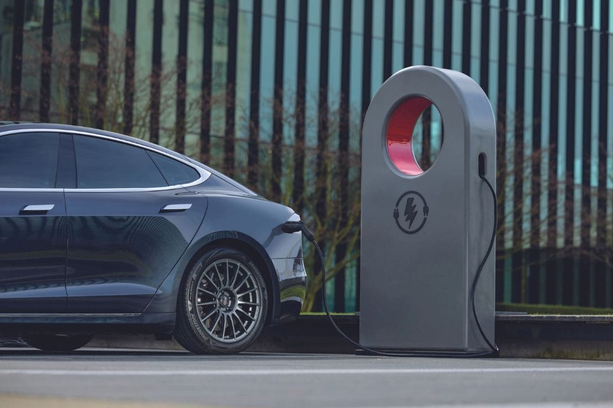 INNOVACIÓN SOSTENIBLE: LA TURANZA EV DE BRIDGESTONE, UNA LLANTA QUE TRANSFORMA LA CONDUCCIÓN ELÉCTRICA V12MAGAZINE En un mundo que avanza hacia la movilidad eléctrica, Bridgestone presenta su más reciente desarrollo: la Turanza EV, una llanta diseñada específicamente para vehículos eléctricos, que combina tecnología de punta y compromiso ambiental. V12MAGAZINE
