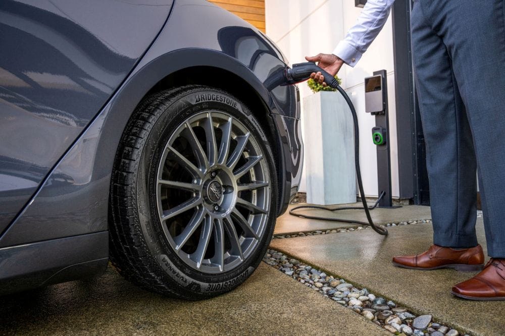 INNOVACIÓN SOSTENIBLE: LA TURANZA EV DE BRIDGESTONE, UNA LLANTA QUE TRANSFORMA LA CONDUCCIÓN ELÉCTRICA V12MAGAZINE En un mundo que avanza hacia la movilidad eléctrica, Bridgestone presenta su más reciente desarrollo: la Turanza EV, una llanta diseñada específicamente para vehículos eléctricos, que combina tecnología de punta y compromiso ambiental. V12MAGAZINE