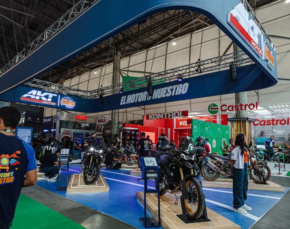AKT MOTOS EN F2R 2025: POTENCIA Y ORGULLO COLOMBIANO QUE ACELERAN EL FUTURO V12MAGAZINE AKT Motos brilló en la Feria de las 2 Ruedas 2025, el evento más importante del motociclismo en Latinoamérica, presentando lanzamientos y colaboraciones que cautivaron a los apasionados por las motocicletas en Medellín. V12MAGAZINE