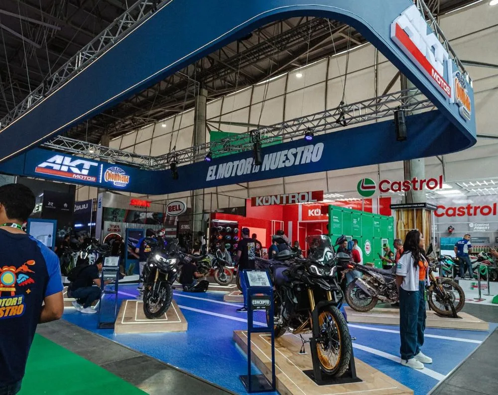 AKT MOTOS EN F2R 2025: POTENCIA Y ORGULLO COLOMBIANO QUE ACELERAN EL FUTURO V12MAGAZINE AKT Motos brilló en la Feria de las 2 Ruedas 2025, el evento más importante del motociclismo en Latinoamérica, presentando lanzamientos y colaboraciones que cautivaron a los apasionados por las motocicletas en Medellín. V12MAGAZINE