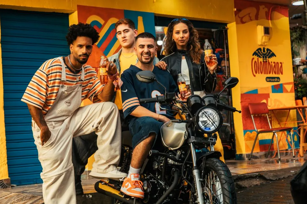 AKT MOTOS EN F2R 2025: POTENCIA Y ORGULLO COLOMBIANO QUE ACELERAN EL FUTURO V12MAGAZINE AKT Motos brilló en la Feria de las 2 Ruedas 2025, el evento más importante del motociclismo en Latinoamérica, presentando lanzamientos y colaboraciones que cautivaron a los apasionados por las motocicletas en Medellín. V12MAGAZINE