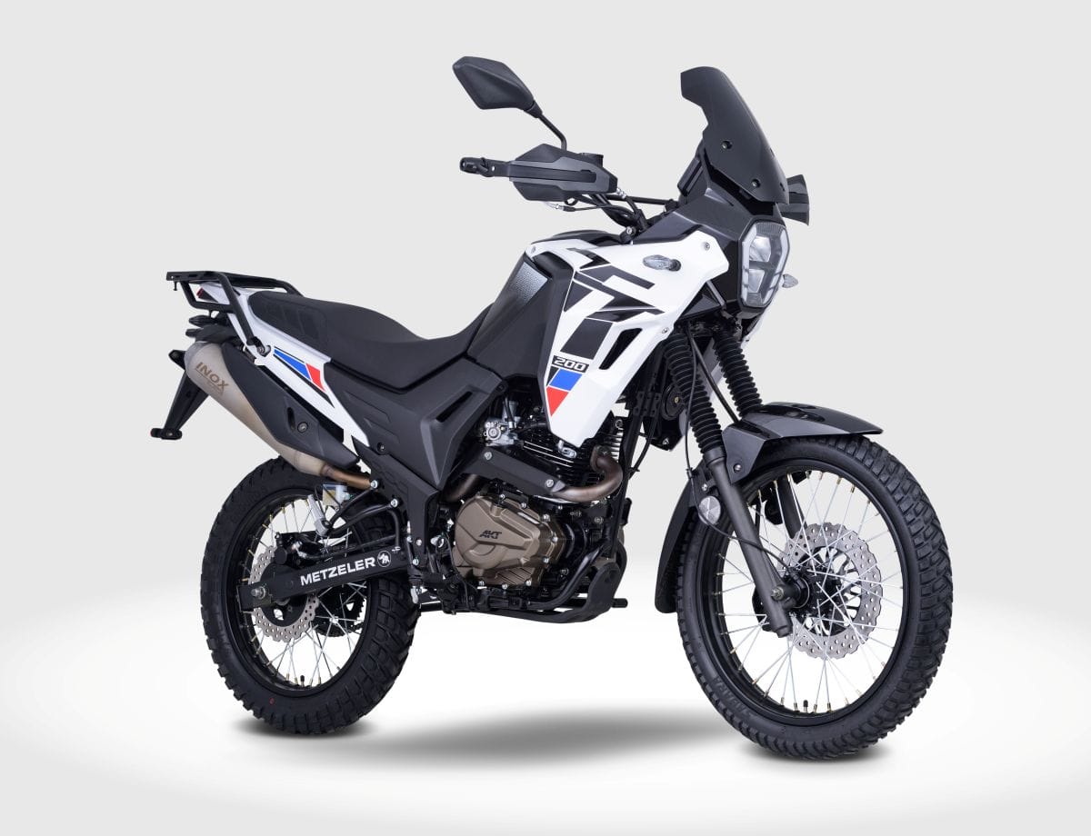 AKT MOTOS EN F2R 2025: POTENCIA Y ORGULLO COLOMBIANO QUE ACELERAN EL FUTURO V12MAGAZINE AKT Motos brilló en la Feria de las 2 Ruedas 2025, el evento más importante del motociclismo en Latinoamérica, presentando lanzamientos y colaboraciones que cautivaron a los apasionados por las motocicletas en Medellín. V12MAGAZINE