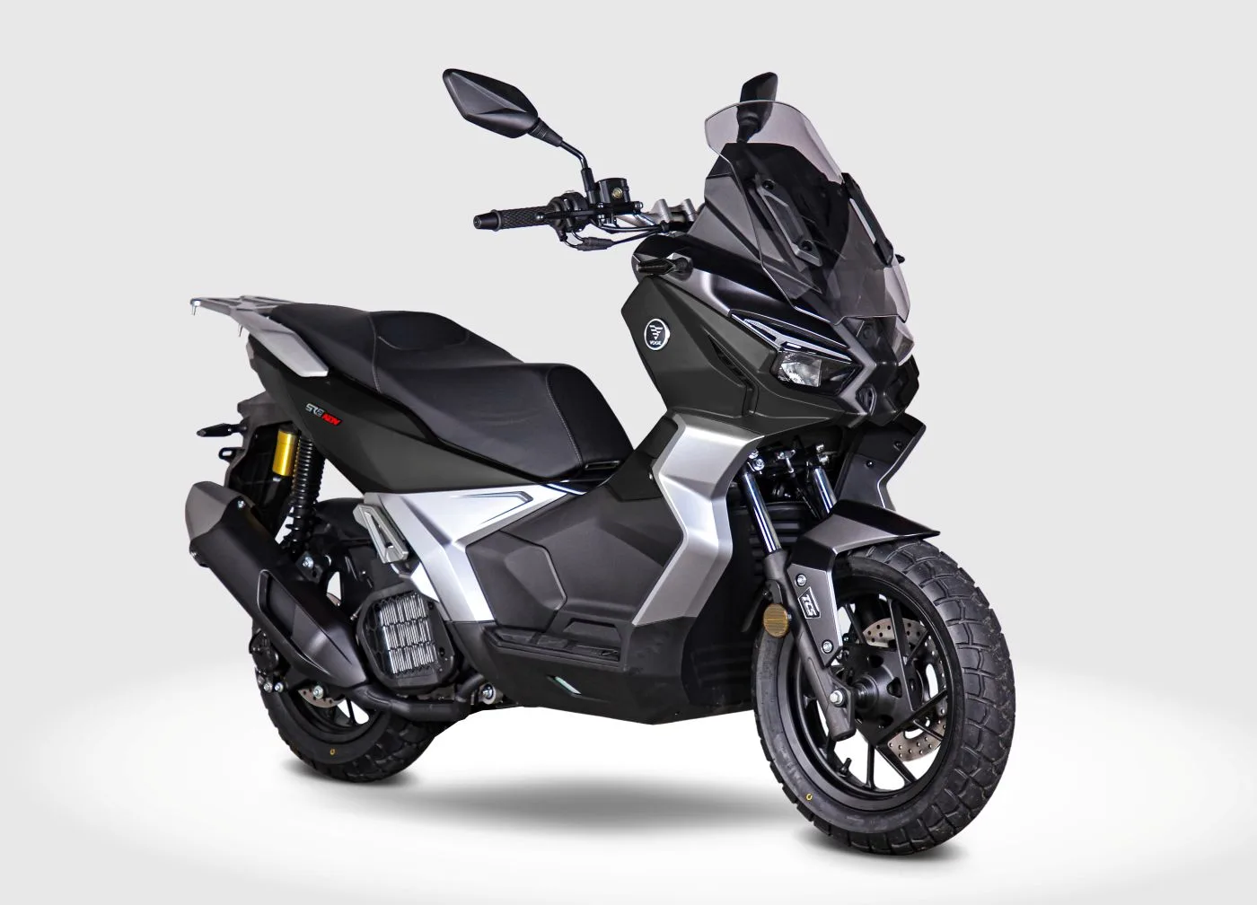 AKT MOTOS EN F2R 2025: POTENCIA Y ORGULLO COLOMBIANO QUE ACELERAN EL FUTURO V12MAGAZINE AKT Motos brilló en la Feria de las 2 Ruedas 2025, el evento más importante del motociclismo en Latinoamérica, presentando lanzamientos y colaboraciones que cautivaron a los apasionados por las motocicletas en Medellín. V12MAGAZINE
