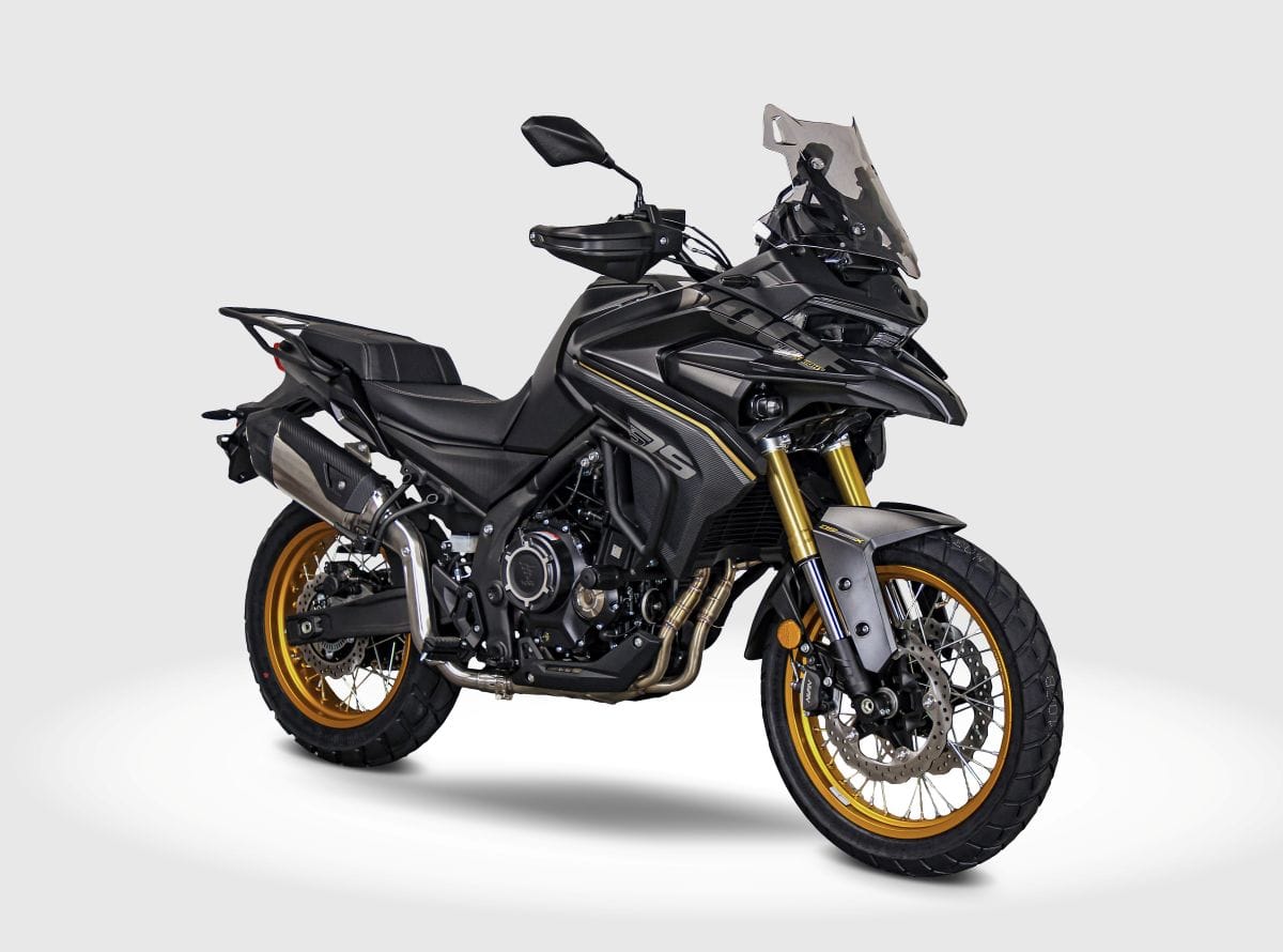 AKT MOTOS EN F2R 2025: POTENCIA Y ORGULLO COLOMBIANO QUE ACELERAN EL FUTURO V12MAGAZINE AKT Motos brilló en la Feria de las 2 Ruedas 2025, el evento más importante del motociclismo en Latinoamérica, presentando lanzamientos y colaboraciones que cautivaron a los apasionados por las motocicletas en Medellín. V12MAGAZINE