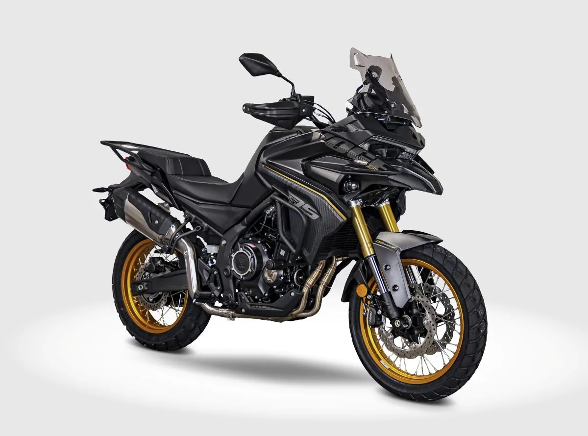 AKT MOTOS EN F2R 2025: POTENCIA Y ORGULLO COLOMBIANO QUE ACELERAN EL FUTURO V12MAGAZINE AKT Motos brilló en la Feria de las 2 Ruedas 2025, el evento más importante del motociclismo en Latinoamérica, presentando lanzamientos y colaboraciones que cautivaron a los apasionados por las motocicletas en Medellín. V12MAGAZINE