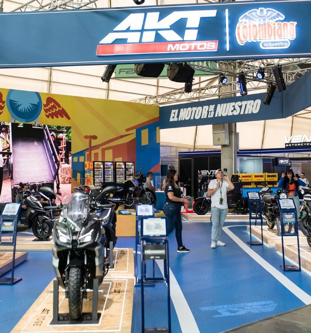 AKT MOTOS EN F2R 2025: POTENCIA Y ORGULLO COLOMBIANO QUE ACELERAN EL FUTURO V12MAGAZINE AKT Motos brilló en la Feria de las 2 Ruedas 2025, el evento más importante del motociclismo en Latinoamérica, presentando lanzamientos y colaboraciones que cautivaron a los apasionados por las motocicletas en Medellín. V12MAGAZINE