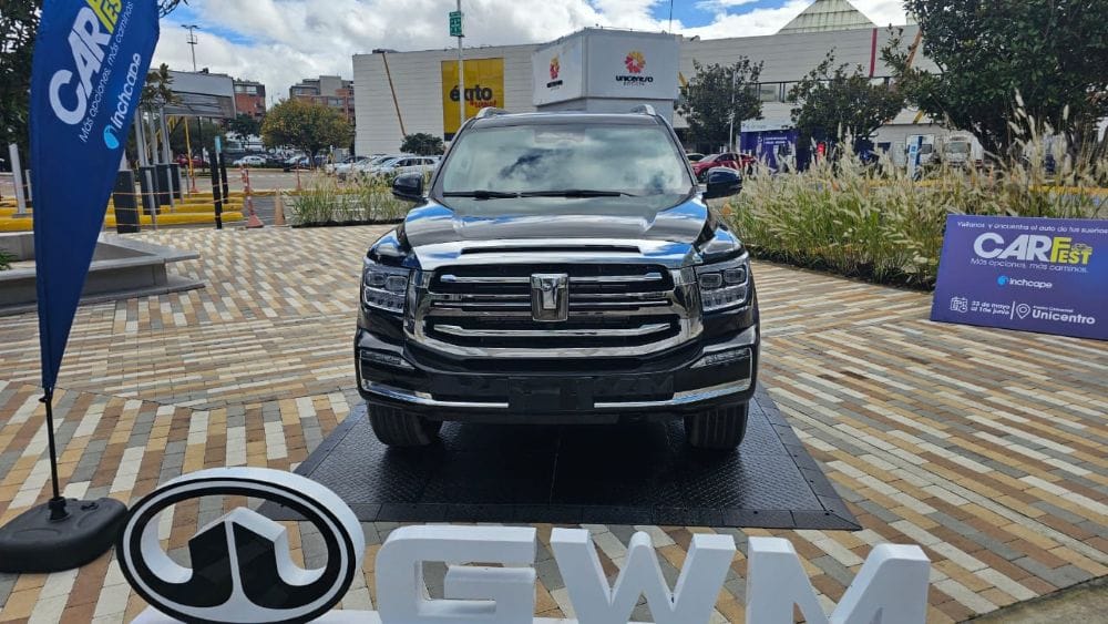 CAR FEST INCHCAPE: UNA SEMANA DE IMPRESIONANTES OPORTUNIDADES SOBRE RUEDAS V12MAGAZINE CAR FEST llega a Bogotá con una exhibición sin precedentes: más de 20 modelos de las marcas más reconocidas del mercado se toman Unicentro hasta el 1 de junio. V12MAGAZINE