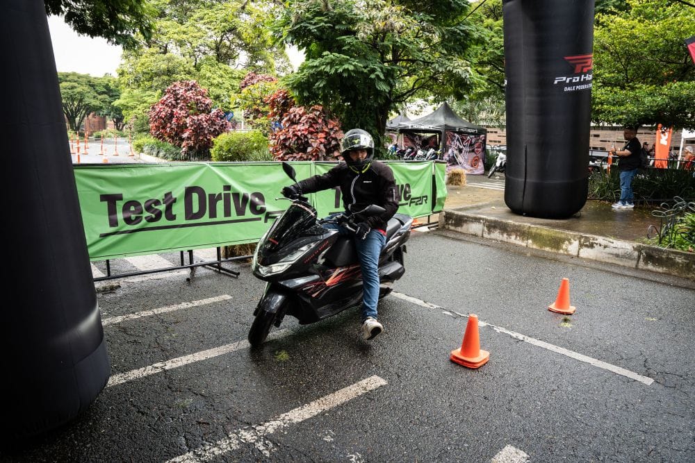MOVILIDAD LIGERA: LA REVOLUCIÓN QUE TRANSFORMA LAS CALLES DE COLOMBIA V12MAGAZINE La movilidad ligera se posiciona como una solución clave para enfrentar los desafíos urbanos en Colombia, promoviendo un transporte más seguro, sostenible e inclusivo. V12MAGAZINE