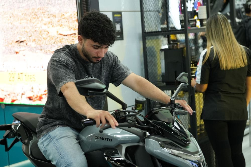MOVILIDAD LIGERA: LA REVOLUCIÓN QUE TRANSFORMA LAS CALLES DE COLOMBIA V12MAGAZINE La movilidad ligera se posiciona como una solución clave para enfrentar los desafíos urbanos en Colombia, promoviendo un transporte más seguro, sostenible e inclusivo. V12MAGAZINE