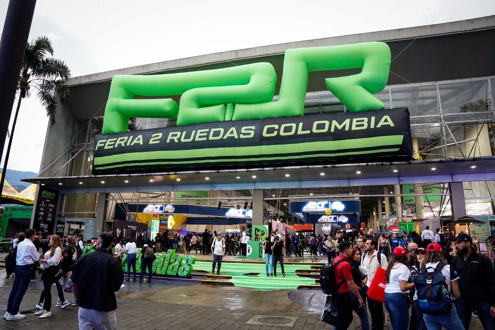 MOVILIDAD LIGERA: LA REVOLUCIÓN QUE TRANSFORMA LAS CALLES DE COLOMBIA V12MAGAZINE La movilidad ligera se posiciona como una solución clave para enfrentar los desafíos urbanos en Colombia, promoviendo un transporte más seguro, sostenible e inclusivo. V12MAGAZINE