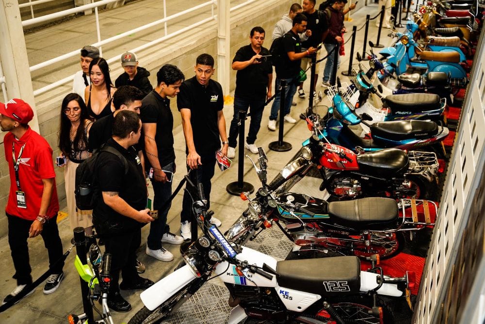 MOVILIDAD LIGERA: LA REVOLUCIÓN QUE TRANSFORMA LAS CALLES DE COLOMBIA V12MAGAZINE La movilidad ligera se posiciona como una solución clave para enfrentar los desafíos urbanos en Colombia, promoviendo un transporte más seguro, sostenible e inclusivo. V12MAGAZINE